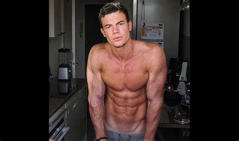 Adrien Laurent’s age is 29. Fitness model who became known to French television audiences as a cast member on the first season of the military reality show Garde à Vous. He later appeared on season four of the dating show Princes de l’Amour and season ten of Les Anges. The 29-year-old reality star was born in France.